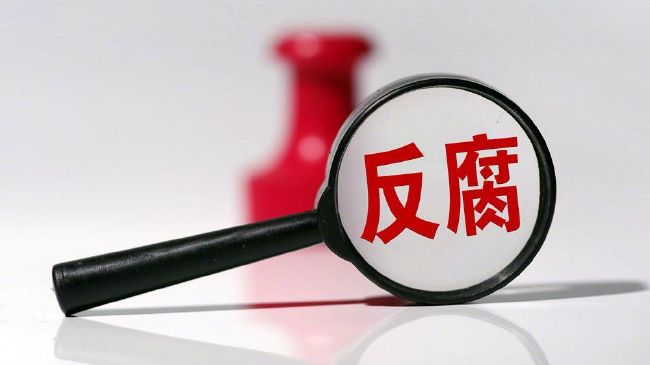 挂了电话，叶辰便对马岚和萧常坤说：爸、妈，我中午有点事，没法在家做饭了，你们二位出去吃或者点个外卖吧。